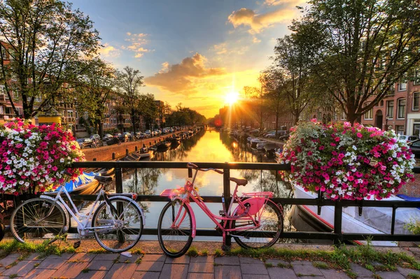 Hermoso Amanecer Sobre Amsterdam Holanda Con Flores Bicicletas Puente Primavera —  Fotos de Stock