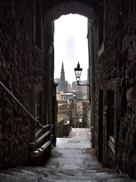 Συνήγοροι Κοιτάζουν Προσεκτικά Πάνω Από Αστικό Τοπίο Του Εδιμβούργου Σκωτία — Φωτογραφία Αρχείου