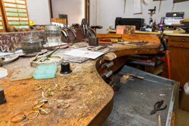 Bir kuyumcunun atölyesinde.