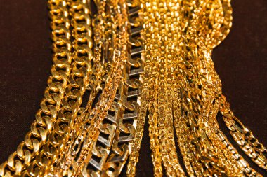Farklı tipte altın zincir koleksiyonu.