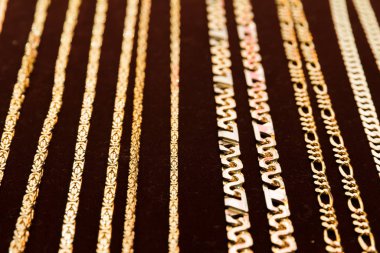 Farklı tipte altın zincir koleksiyonu.