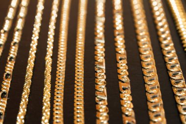 Farklı tipte altın zincir koleksiyonu.