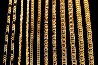 Farklı tipte altın zincir koleksiyonu.