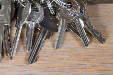 Masanın üzerinde bir sürü anahtar var. Yakın çekim.