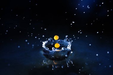 Süt damlaları ve kahve suya sıçrıyor, yüksek hız.