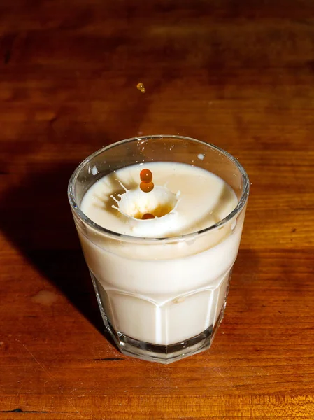 Droppar Kaffe Faller Ner Ett Glas Mjölk — Stockfoto