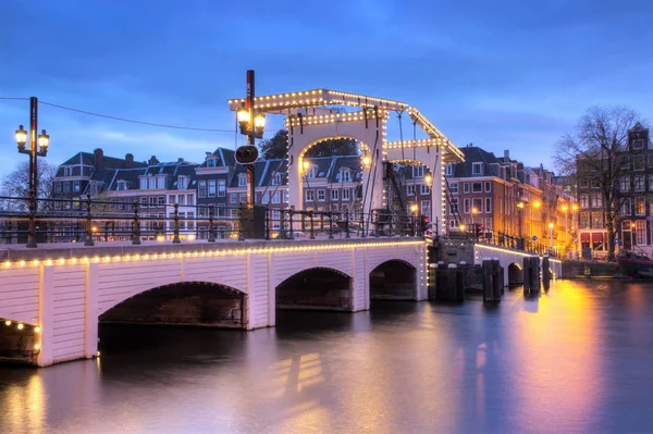 Wychudzony Most Amsterdamie Holandia Wczesnym Rankiem Zimą — Zdjęcie stockowe