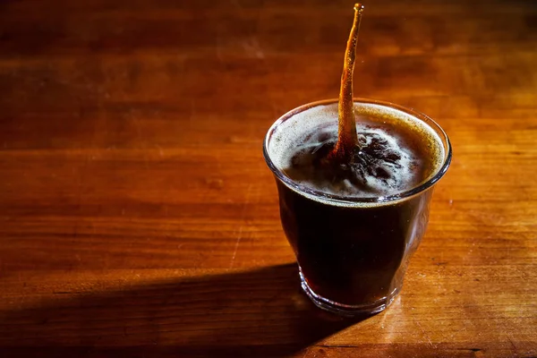 Copo Café Com Leite Uma Mesa Madeira — Fotografia de Stock