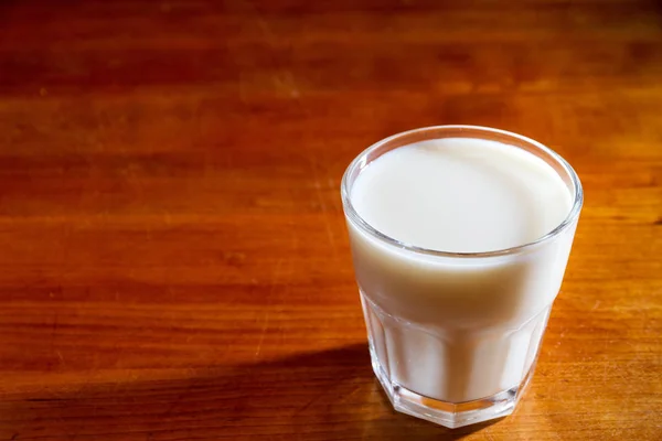 Glas Mjölk Ett Träbord — Stockfoto