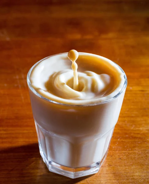 Druppels Koffie Met Melk Vallen Een Glas Melk Hoge Snelheid — Stockfoto