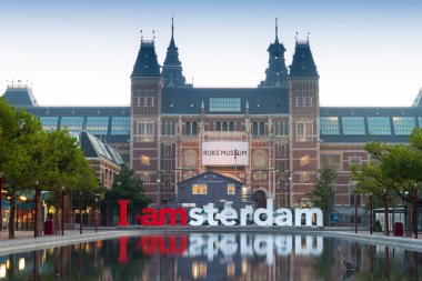 Amsterdam - Eylül 2012: Amsterdam, Hollanda 'daki Rijksmuseum Amsterdam Müzesi' nde Eylül 2012 'de gösterime girdi. Müze ilk olarak 1800 yılında halka açıldı..