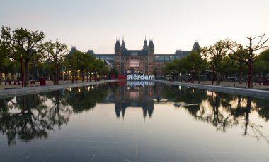 Amsterdam - Eylül 2012: Amsterdam, Hollanda 'daki Rijksmuseum Amsterdam Müzesi' nde Eylül 2012 'de gösterime girdi. Müze ilk olarak 1800 yılında halka açıldı..