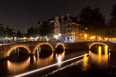 Hollanda 'da alacakaranlıkta bulunan Unesco dünya mirası alanı Amsterdam' ın güzel manzarası.