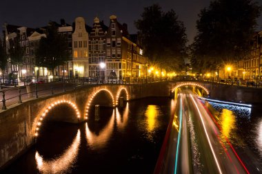 Hollanda 'da alacakaranlıkta bulunan Unesco dünya mirası alanı Amsterdam' ın güzel manzarası.