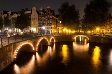 Hollanda 'da alacakaranlıkta bulunan Unesco dünya mirası alanı Amsterdam' ın güzel manzarası.