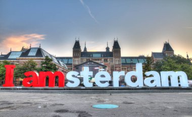 Amsterdam - Eylül 2012: Amsterdam, Hollanda 'daki Rijksmuseum Amsterdam Müzesi' nde Eylül 2012 'de gösterime girdi. Müze ilk olarak 1800 yılında halka açıldı..