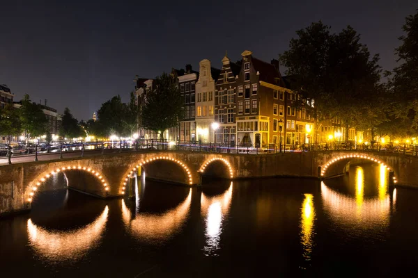 在黄昏的时候 荷兰阿姆斯特丹运河的美丽景色 阿姆斯特丹是联合国的一个世界遗产 — 图库照片
