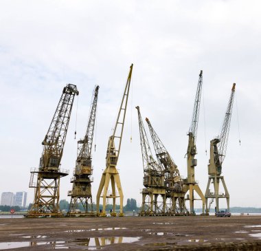 kargo vincleri bulutlu bir günde limanda