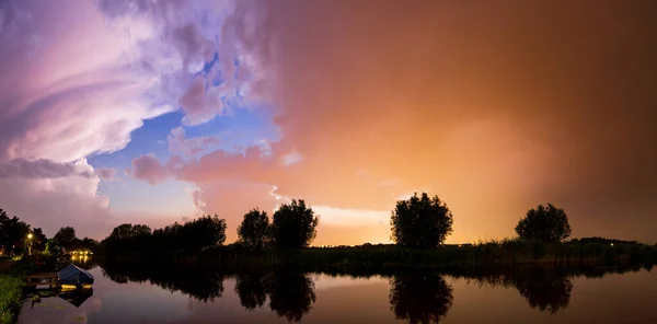 Lebendiger Sonnenuntergangshimmel Über Dem Feld Und Dem See — Stockfoto