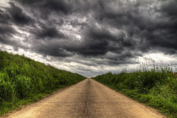 Lichtbewolkt Wolkenlandschap Aan Een Landweg Landelijk België Horizonperspectief — Stockfoto