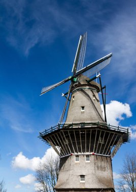 Hollanda rüzgâr değirmeni Amsterdam, Hollanda 'da bulutlu güzel mavi bir gökyüzüne karşı