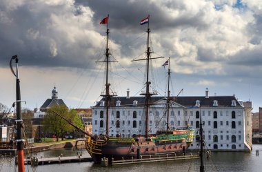 Amsterdam, Hollanda 'daki Maritiem Müzesi önünde VOC gemisi' Amsterdam '