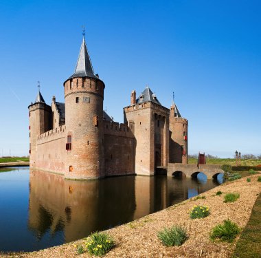 Muiden, Hollanda 'daki Muiderslot antik şatosunun güzel manzarası.