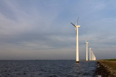 Deniz manzaralı rüzgâr türbinleri