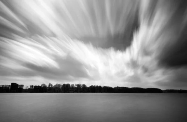 Lange Blootstelling Zwart Wit Landschap Sloterplas Amsterdam Nederland Met Wolken — Stockfoto