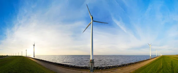 日落时分 荷兰马尔克米尔湖全景尽收眼底 一排排风力涡轮机为绿色能源服务 — 图库照片