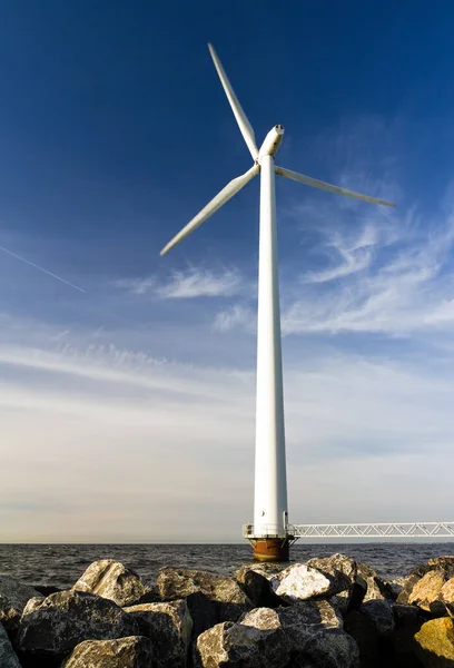 海景景观中的风力涡轮机 — 图库照片