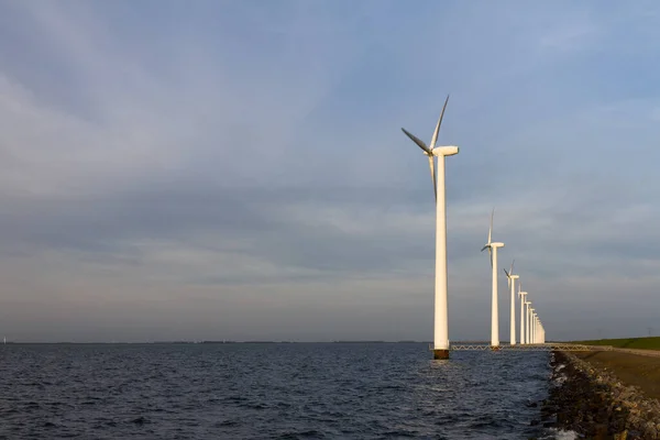 海景景观中的风力涡轮机 — 图库照片