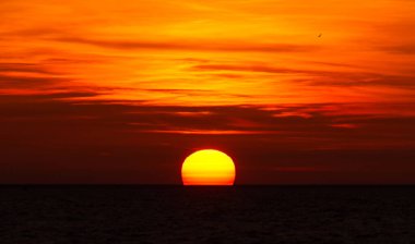 Deniz üzerinde canlı günbatımı manzarası