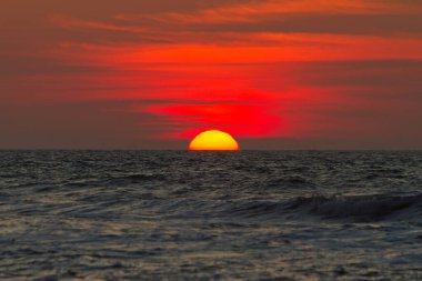 Deniz üzerinde canlı günbatımı manzarası