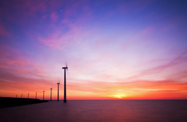蓝色落日涡轮机景观 — 图库照片
