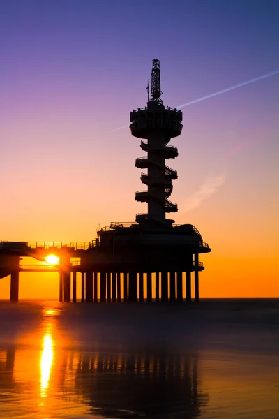 Vacker Solnedgång Stranden Scheveningen Nederländerna Med Den Berömda Piren Bakgrunden — Stockfoto