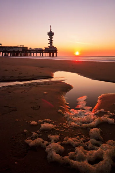 Закат Мбаппе Пляже Схевенинга Нидерландах Фоне Знаменитого Пира — стоковое фото