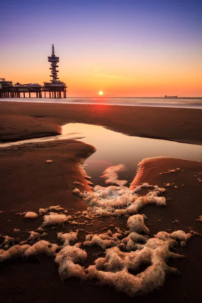 美丽的日落在荷兰斯海弗宁根海滩与著名的码头的背景 — 图库照片