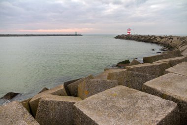 Scheveningen 'deki uzak deniz fenerinin canlı manzarası