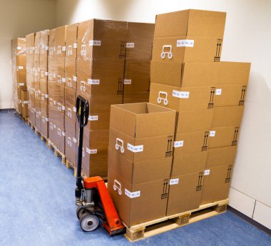 Depoda kutuları olan forklift.