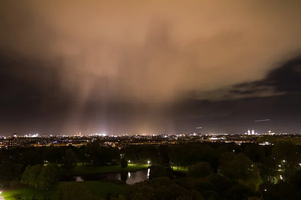 Prachtig Amsterdams Stadsgezicht Nachts Met Een Regenbui — Stockfoto