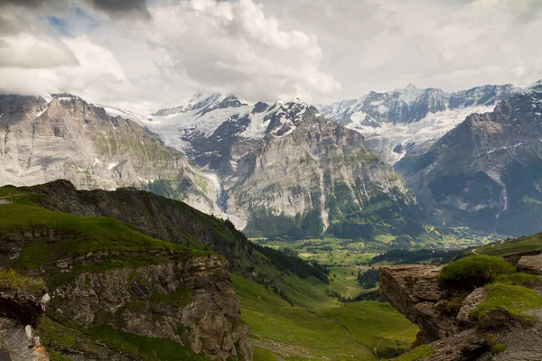 スイスアルプスの山の峰々を眺め — ストック写真