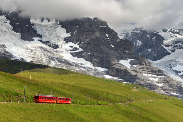 Kleine Scheidegg Switzerland Circa July 2011 Trem Passa Pelas Montanhas — Fotografia de Stock