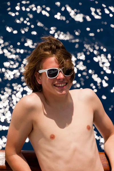 Jonge Man Met Een Zonnebril Het Strand — Stockfoto