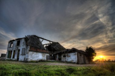 Geceleyin terk edilmiş eski bir ev.