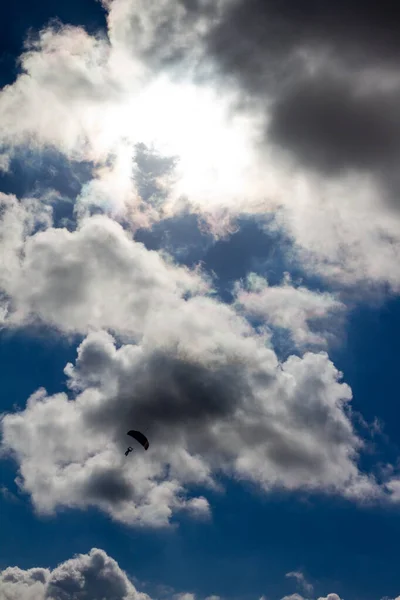 Parachutisten Dramatische Onheilspellende Witte Wolken Aan Blauwe Lucht — Stockfoto