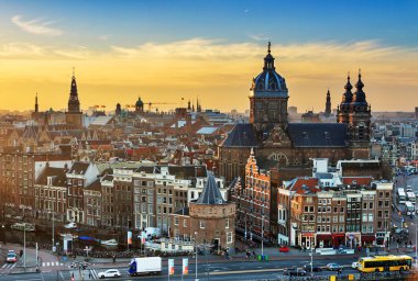 Gün batımında Amsterdam şehir merkezi gökyüzü manzarası 