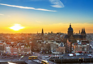 Gün batımında Amsterdam şehir merkezi gökyüzü manzarası 