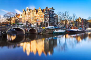 Hollanda, Amsterdam 'ın ünlü kanallarının güzel manzarası