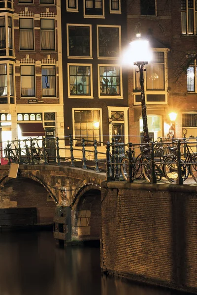 アムステルダム オランダの有名な運河の美しい街並み — ストック写真